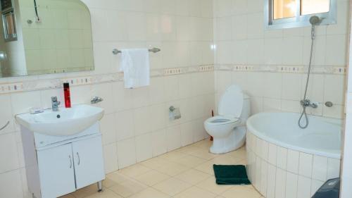 Apartamento Beautiful 4 Bedroom Home With Free Parking.
