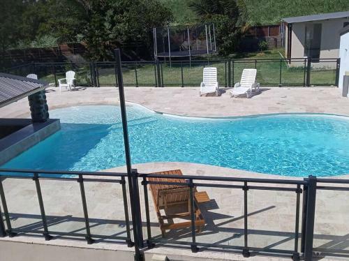 Appartement F3 Dans Petit Complexe Tranquille