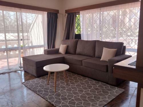 Cozy Poolside 2 Bed Apartment 5 Minutes Walk To The Beach