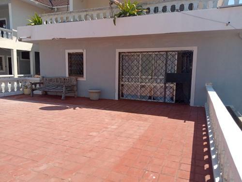 Cozy Poolside 2 Bed Apartment 5 Minutes Walk To The Beach
