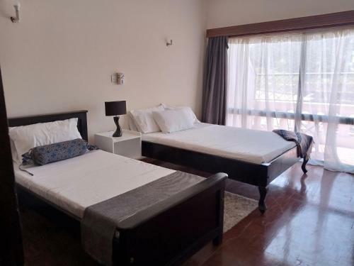 Cozy Poolside 2 Bed Apartment 5 Minutes Walk To The Beach