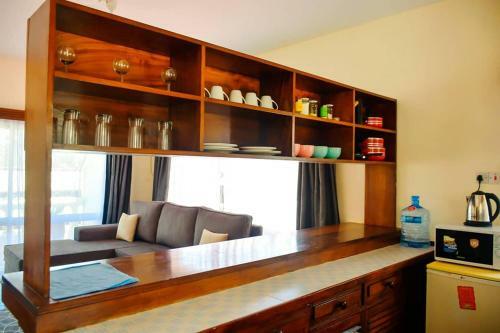 Cozy Poolside 2 Bed Apartment 5 Minutes Walk To The Beach
