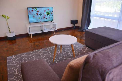 Cozy Poolside 2 Bed Apartment 5 Minutes Walk To The Beach