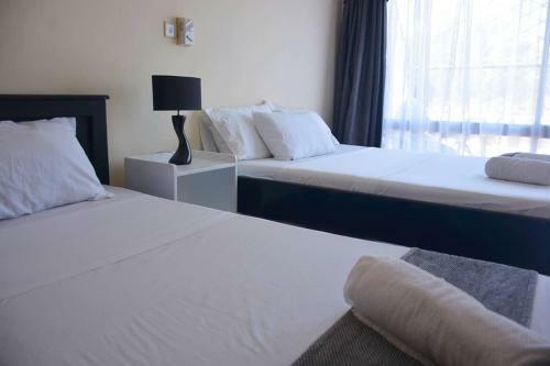Cozy Poolside 2 Bed Apartment 5 Minutes Walk To The Beach