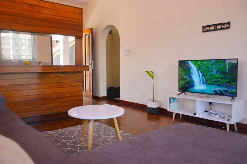 Cozy Poolside 2 Bed Apartment 5 Minutes Walk To The Beach