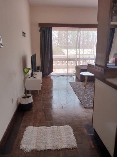Cozy Poolside 2 Bed Apartment 5 Minutes Walk To The Beach