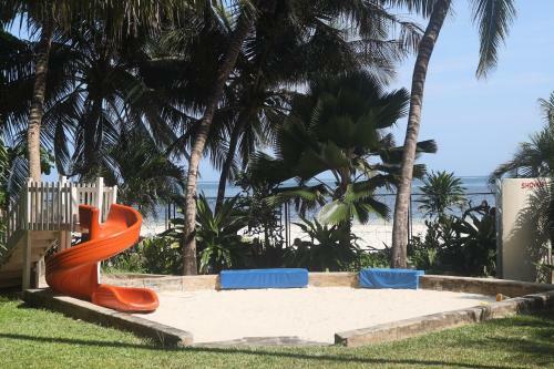Stylish Beachfront Apartment Mombasa King Sized Bed