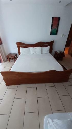 Stylish Beachfront Apartment Mombasa King Sized Bed