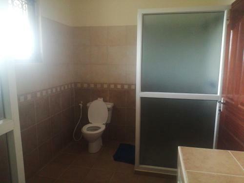 Quiet Spacious Room With An Ocean Breeze Shanzu