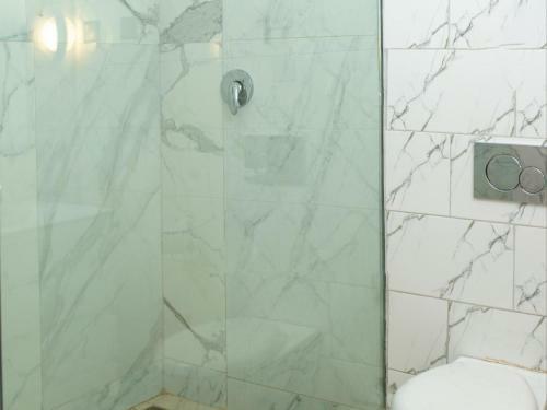 Broadfield Hotel Apo Residence
