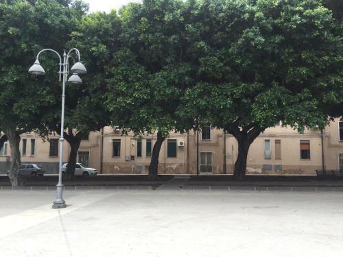 Twin Houses & Quo