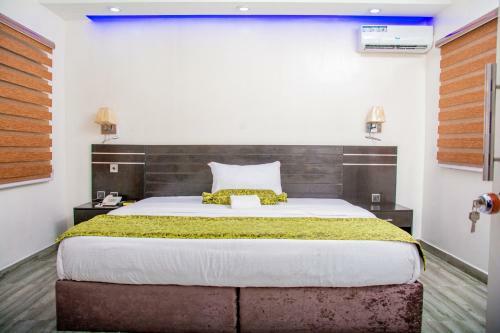 Hotel White Vill Hospitality And Homes
