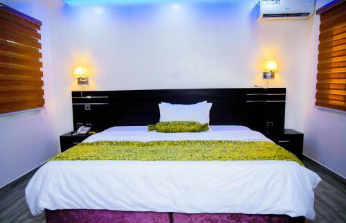 Hotel White Vill Hospitality And Homes
