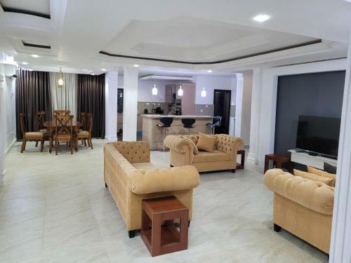 Tts' - The Thompsons' Luxury Hill Top Apartments