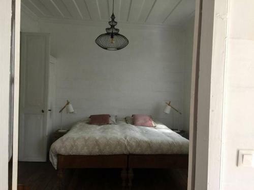 La Villa Blanche, Hell-bourg