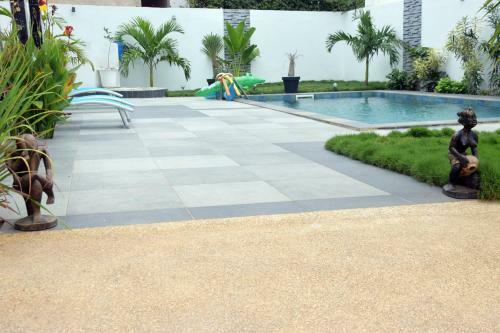 Magnifique Villa Climatis�e Avec Piscine � Warang