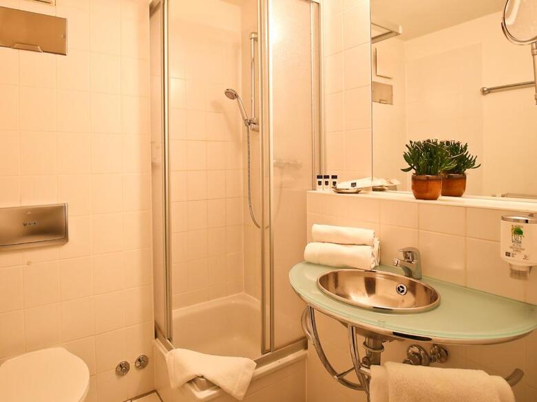 Hostal Check Inn Hotel