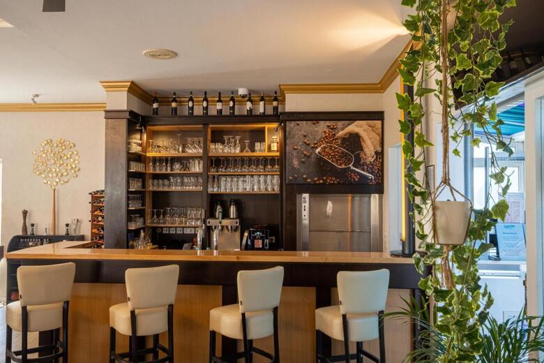 Hostal Check Inn Hotel