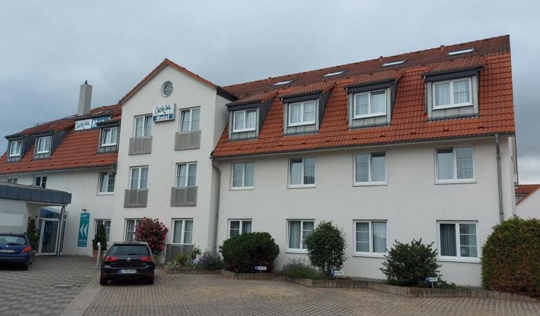 Hostal Check Inn Hotel