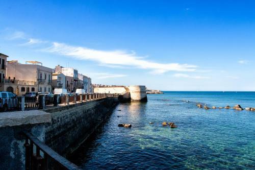 Sunny Holiday Apartment - Ortigia
