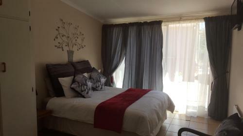 Hostal Sondela Bed & Breakfast