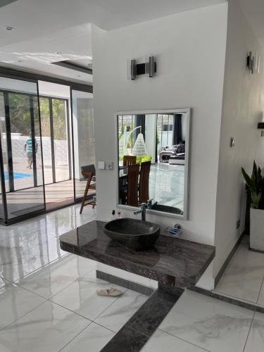 Modern 5-bedroom Villa With Pool, (a Kids Heaven).