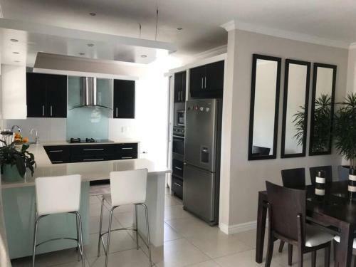 Amani Luxury Airbnb Near The Beach