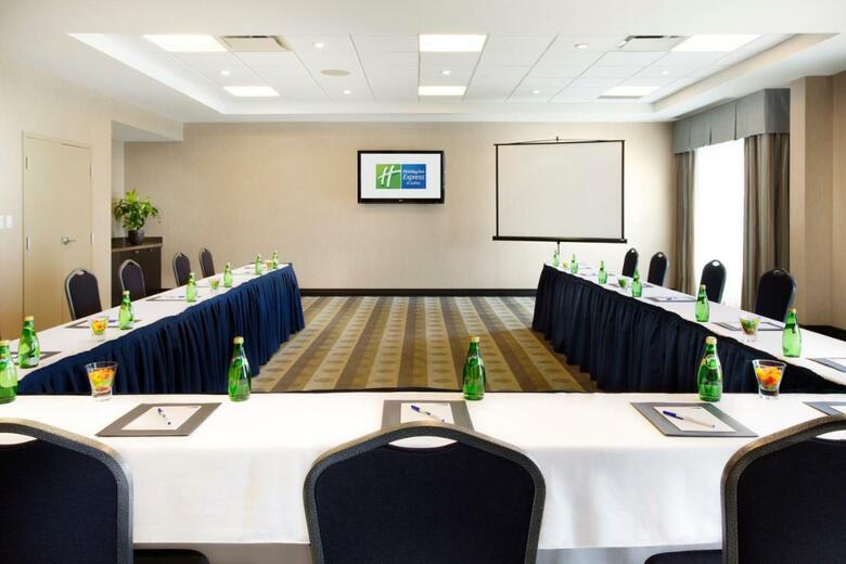 Holiday Inn Express Hotel & Suites Ottawa West-nepean