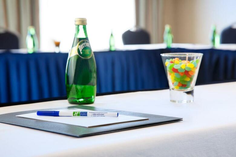 Holiday Inn Express Hotel & Suites Ottawa West-nepean