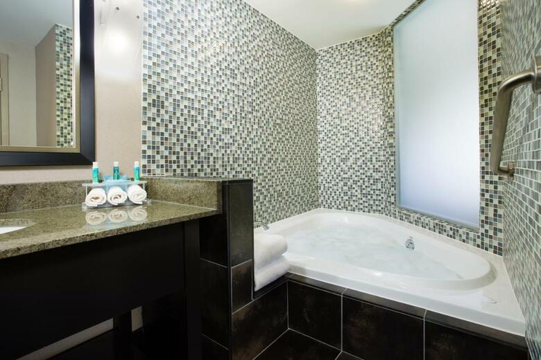 Holiday Inn Express Hotel & Suites Ottawa West-nepean