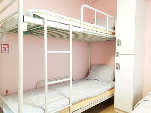 Hostal Geranium Ladies Guesthouse