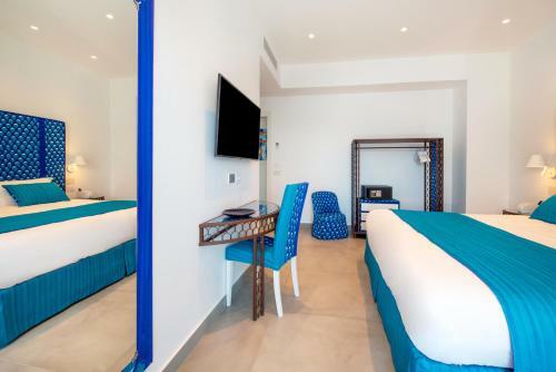 Beachfront Villa With Pool & Sea Access