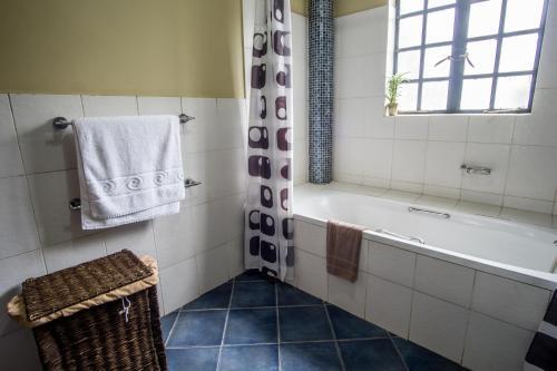 Peaceful, Spacious, Open-plan 2br Apartment Set In Large Mature Garden.