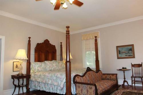 Corners Mansion Inn - A Bed And Breakfast