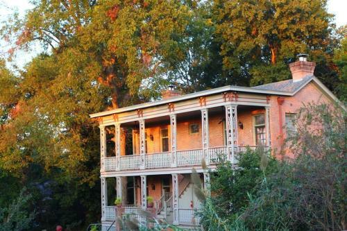 Corners Mansion Inn - A Bed And Breakfast