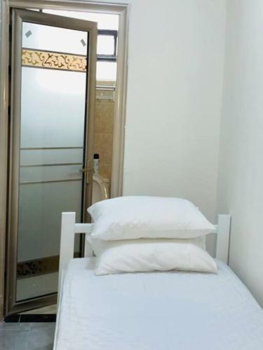 Cozy And Low Budget Studio In A Kilimani Apartment