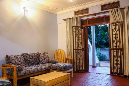 Kinzi Apartments,restaurant And Gardens