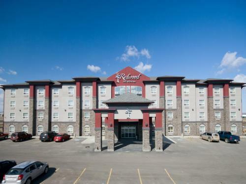 Hotel Redwood Inn & Suites