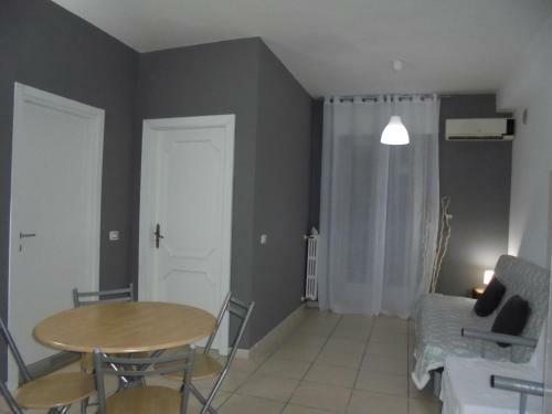 Hostal Travel And Living
