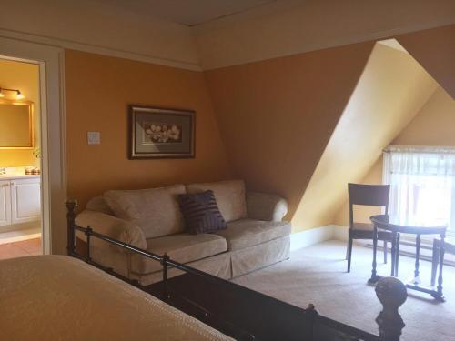 Bed & Breakfast At Wit's Inn
