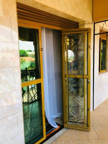 Apartamento Uzuri Homes