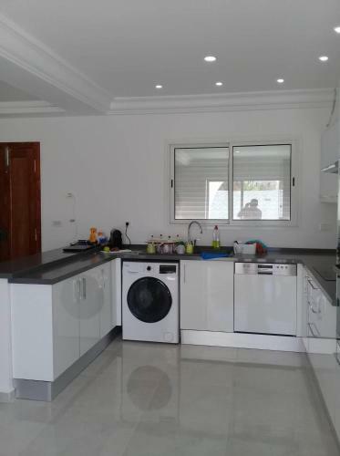 Villa Avec Piscine � 400m De La Plage