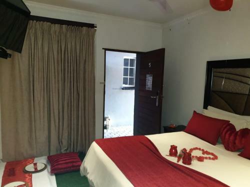 Hostal Suits Guest House & Bar