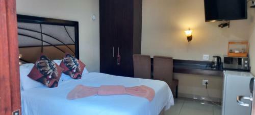 Hostal Suits Guest House & Bar