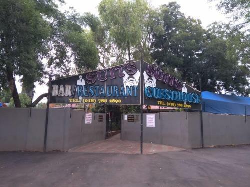 Hostal Suits Guest House & Bar