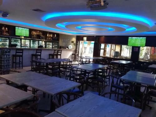 Hostal Suits Guest House & Bar