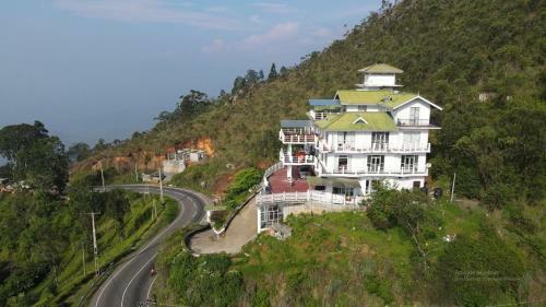 Mount Queen Hotel