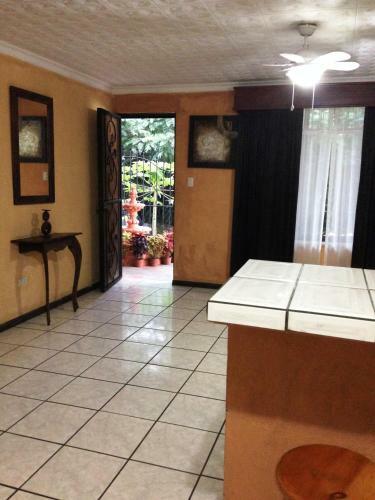 Melrost Airport Bed & Breakfast