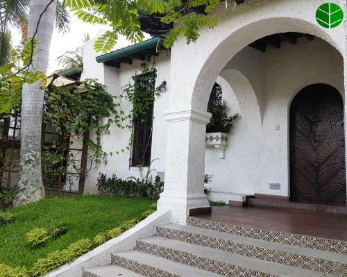 La Porta Plaza Hotel