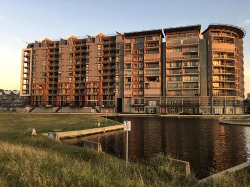 Luxury Beach Front Apartment On Canal - Spacious +